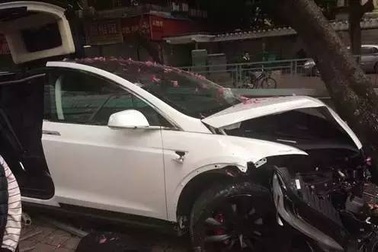 Nhân viên rửa xe đâm hỏng xe sang của khách