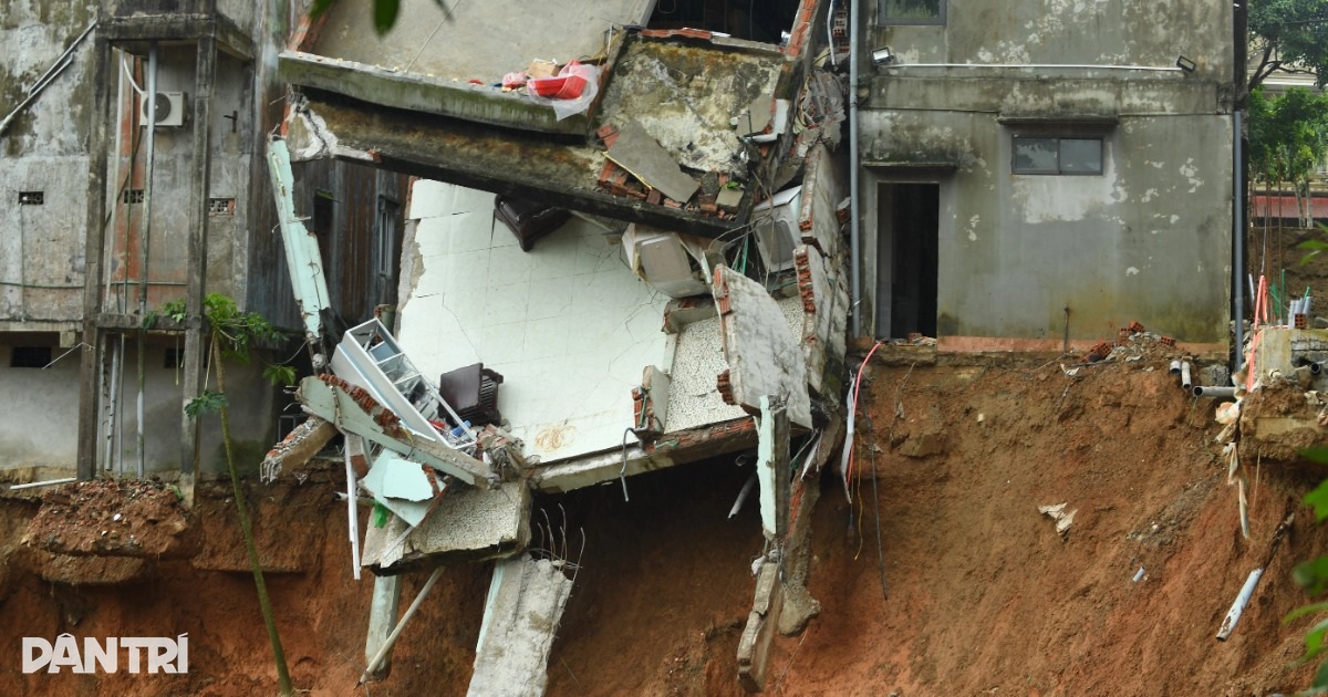 Sạt lở "xé toạc" nhà dân, đe dọa khách sạn, hàng chục người tháo chạy