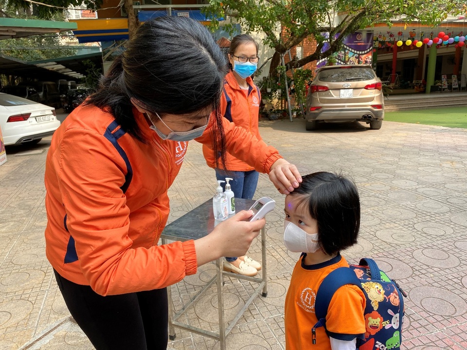 Ngày đầu đi học trở lại: Phụ huynh vui mừng, trẻ phấn khởi - 15 Ngày đầu đi học trở lại: Phụ huynh vui mừng, trẻ phấn khởi - 15