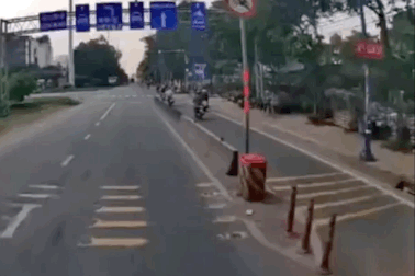 Xe máy bị đâm chí mạng vì tạt đầu ô tô sang đường kiểu "khó đỡ"