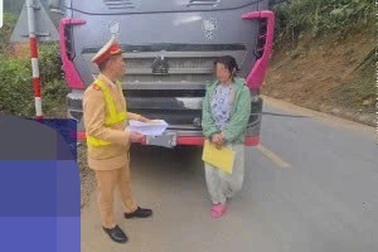 Xử phạt nữ TikToker lái xe tải chặn đầu ô tô khác