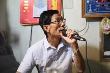 Người đàn ông bị ung thư vòm họng đã tìm lại được giọng hát