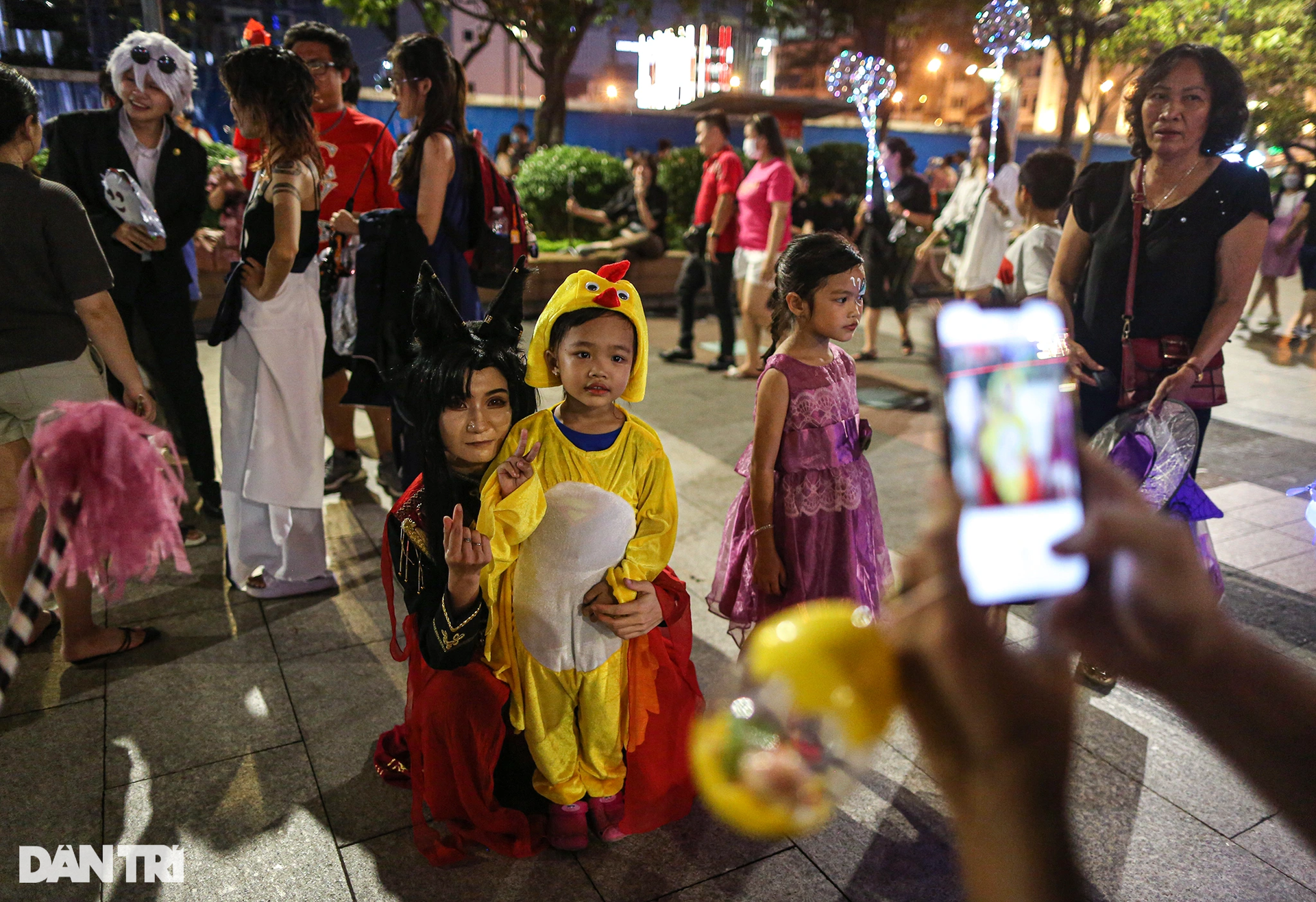 Giới trẻ TPHCM hóa trang kỳ dị chơi Halloween sớm ở phố Nguyễn Huệ - 5 Giới trẻ TPHCM hóa trang kỳ dị chơi Halloween sớm ở phố Nguyễn Huệ - 5
