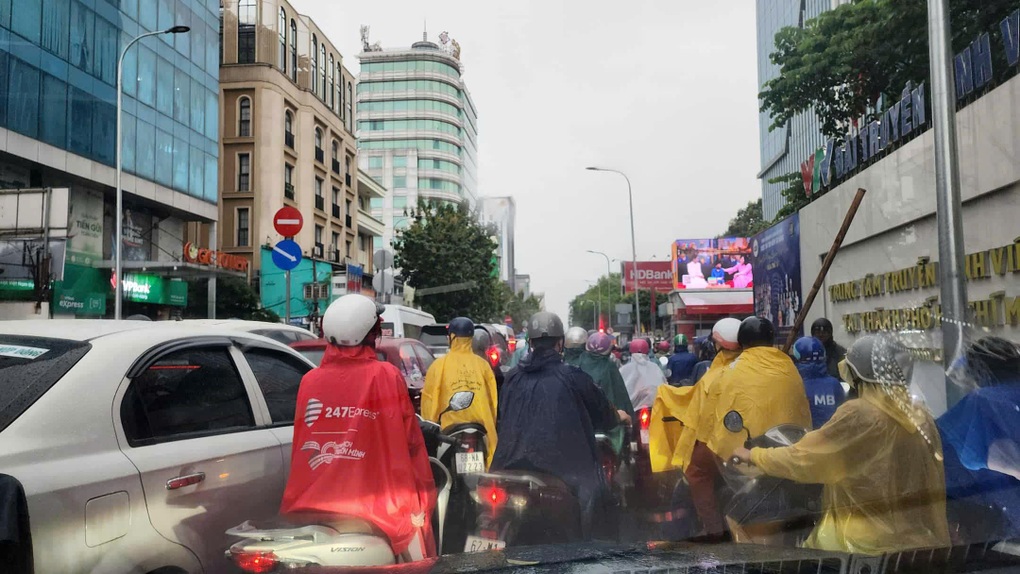 Dân công sở dầm mưa gần 1 tiếng, khổ sở vì trễ hẹn với khách hàng - 1 Dân công sở dầm mưa gần 1 tiếng, khổ sở vì trễ hẹn với khách hàng - 1