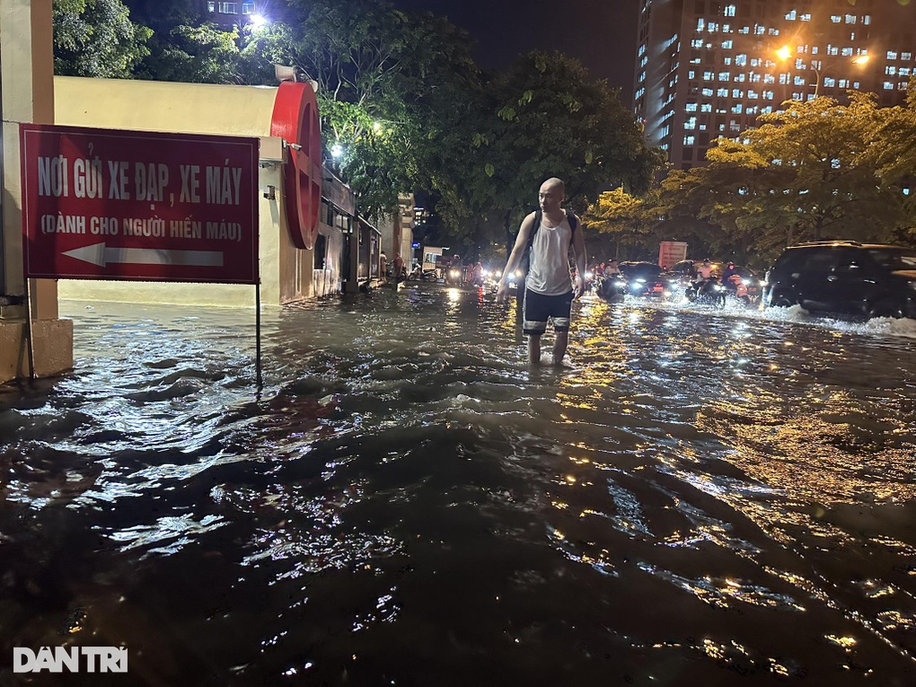 Hà Nội ngập nặng sau mưa lớn, người và xe bơi trên phố - 1 Hà Nội ngập nặng sau mưa lớn, người và xe bơi trên phố - 1