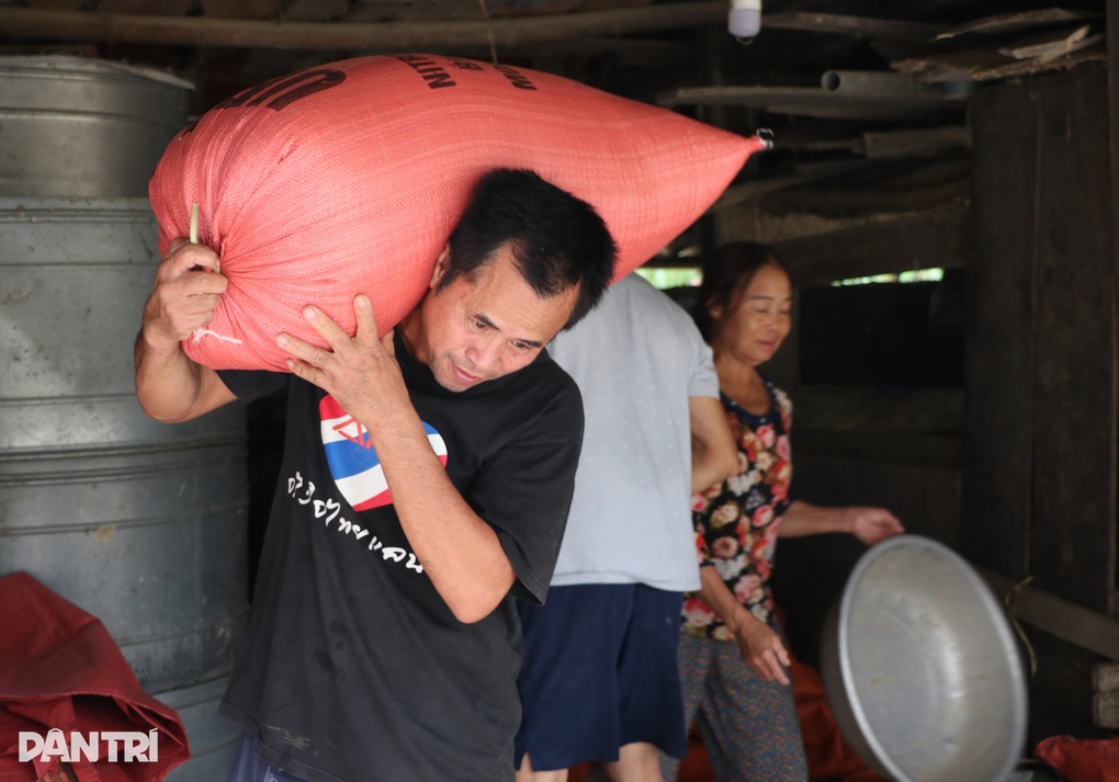 Đêm kinh hoàng chạy lũ: Nhà trên cao hỗ trợ nhà dưới thấp - 7 Đêm kinh hoàng chạy lũ: Nhà trên cao hỗ trợ nhà dưới thấp - 7