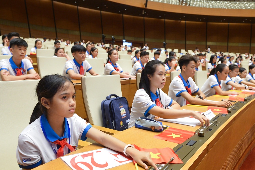 Lần đầu tiên trẻ em đóng vai ĐBQH, họp trong hội trường Diên Hồng - 1 Lần đầu tiên trẻ em đóng vai ĐBQH, họp trong hội trường Diên Hồng - 1