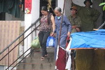 Hối hả di dân khi cơn bão đang tiến sát bờ