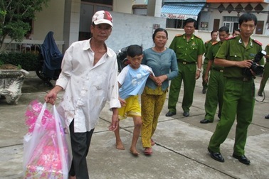 Gặp lại cháu bé bị đứt lìa cánh tay do nổ hố ga cách đây 4 năm