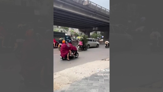 Tàu lá cau rơi trúng tài xế xe ôm đang di chuyển