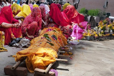 Thanh niên bị tai nạn ô tô bất ngờ "sống lại" ở tang lễ, gia đình sốc nặng