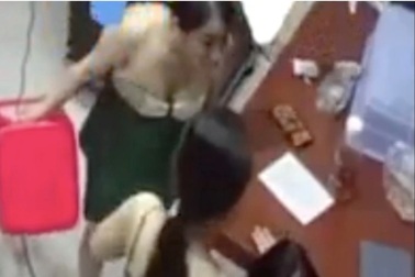 Mẹ đạp, đánh con gái ở TPHCM: Khó tin nổi cảnh tượng được ghi lại!