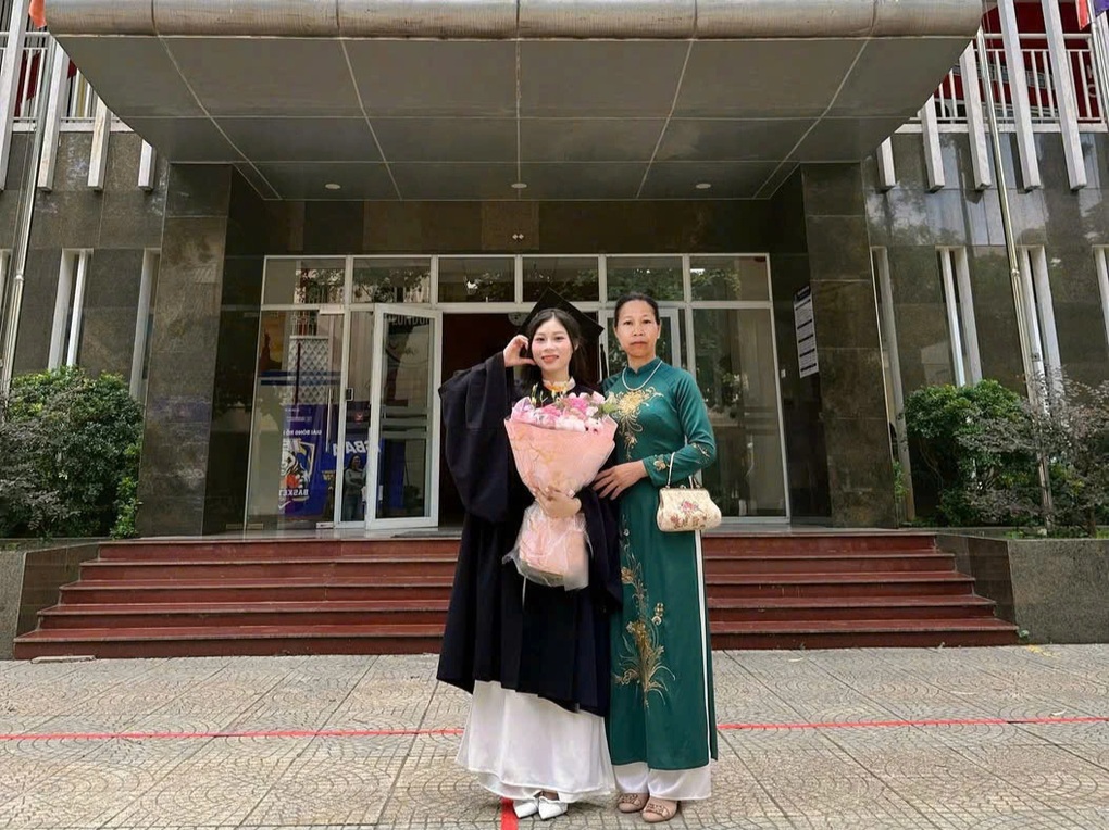 Cô gái mua quần áo giấy, vàng mã mời cả nhà dự lễ tốt nghiệp ở Hà Nội - 4
