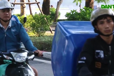 Người dân bắt đầu mặc áo rét trong những ngày cuối thu đầu đông