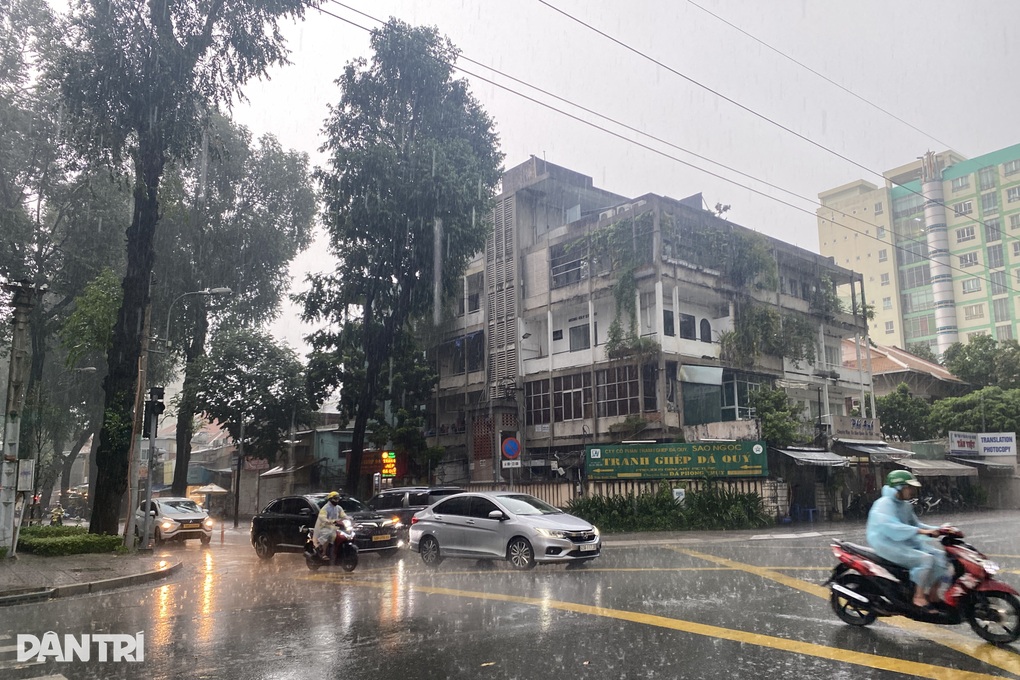 TPHCM mưa lớn, sấm sét đùng đùng - 2 TPHCM mưa lớn, sấm sét đùng đùng - 2