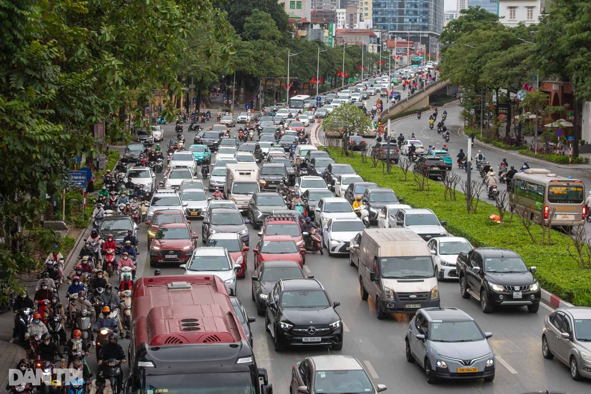 Đường phố Hà Nội đông đúc trong ngày đầu làm việc sau nghỉ Tết - 3
