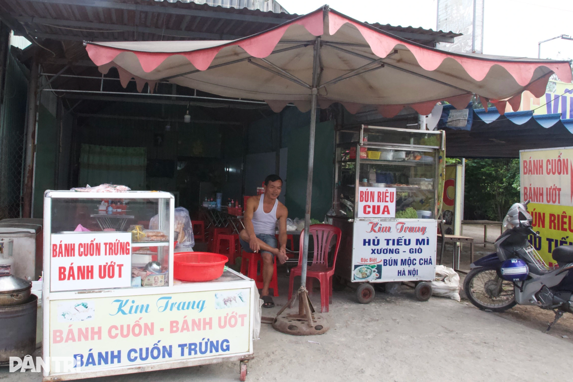 Người dân đặt thùng rác, thùng sơn giữa đường để cảnh báo nguy hiểm - 8 Người dân đặt thùng rác, thùng sơn giữa đường để cảnh báo nguy hiểm - 8