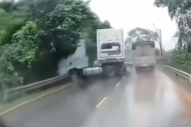 Chiếc Tucson vượt ẩu ở khúc cua, dồn xe container lật nghiêng