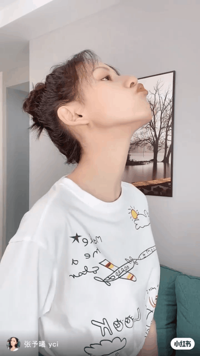 Muốn có bờ vai thanh mảnh, lưng không gù: Học ngay 3 bài tập do chính Trương Dư Hi thị phạm - Ảnh 4. Muốn có bờ vai thanh mảnh, lưng không gù: Học ngay 3 bài tập do chính Trương Dư Hi thị phạm - Ảnh 4.