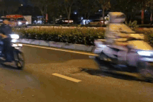 Nhiều người té ngã, rơi đồ vì ổ gà trên đại lộ ở TPHCM