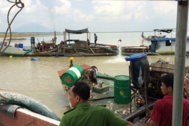 Bắt quả tang 3 tàu khai thác cát trái phép trong hồ Dầu Tiếng