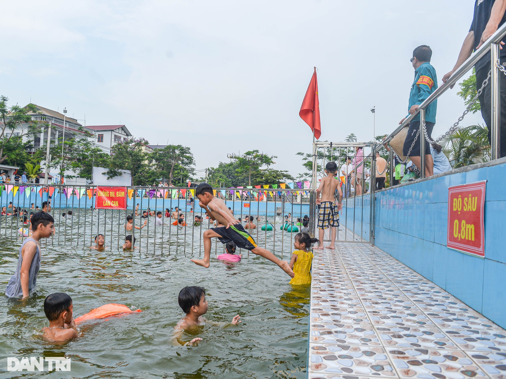 Hà Nội: Người dân ủng hộ 1,3 tỷ đồng biến ao làng thành ao bơi rộng 1.100m2 - 7 Hà Nội: Người dân ủng hộ 1,3 tỷ đồng biến ao làng thành ao bơi rộng 1.100m2 - 7