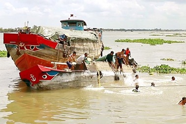 Trục vớt ghe chở 90 tấn xi măng chìm trên sông