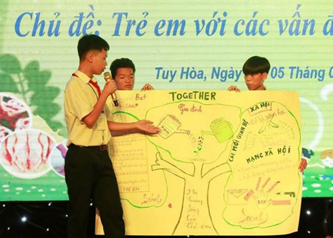 Học sinh TP Tuy Hòa tham gia diễn đàn trẻ em. Ảnh: Kim Chi.