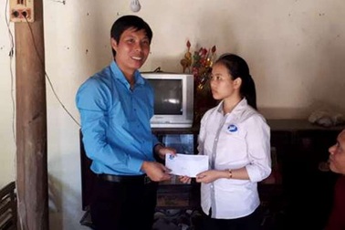 Thanh Hóa: Tặng quà cho học sinh có hoàn cảnh khó khăn trước kỳ thi THPT quốc gia