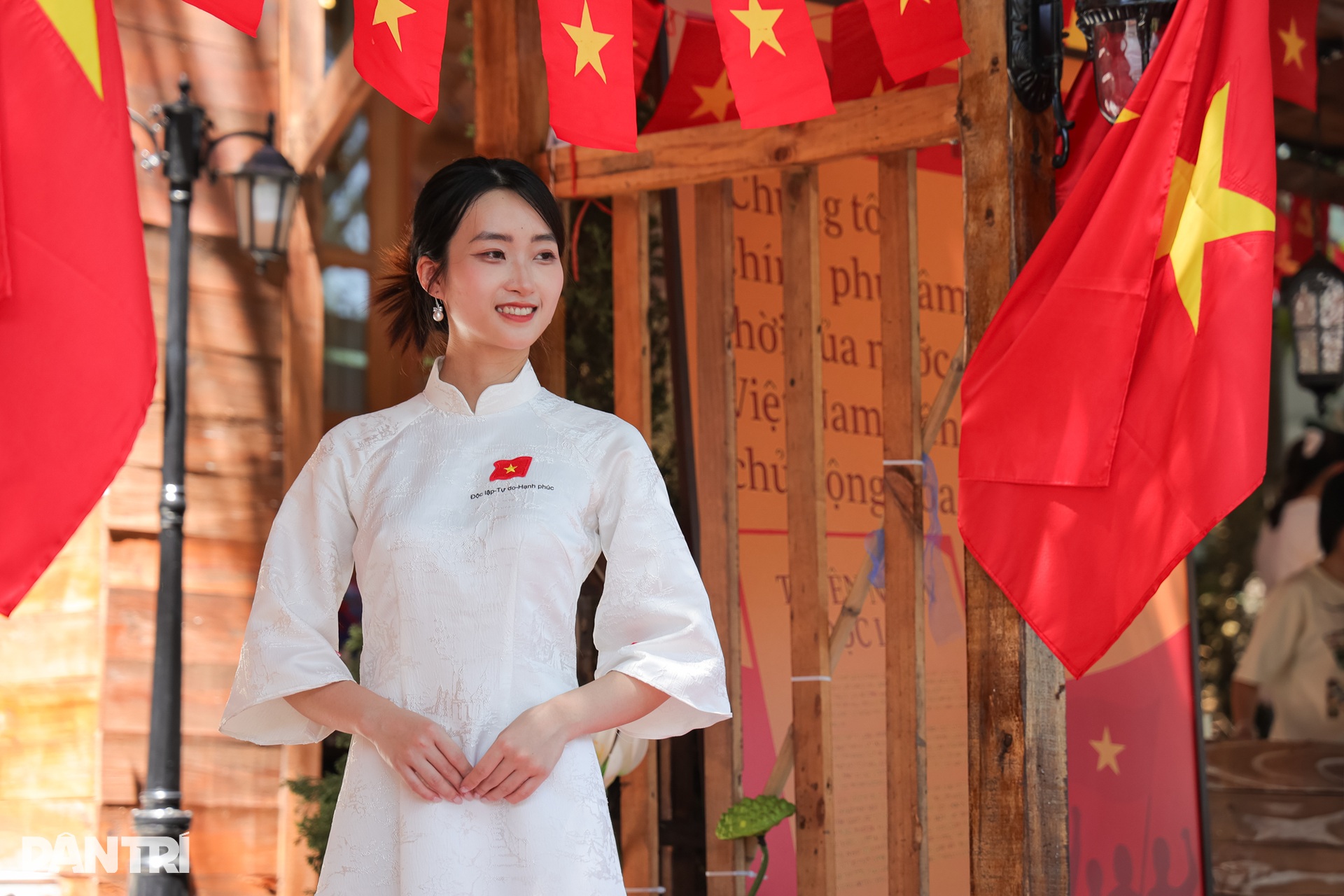 Khách xếp hàng chụp ảnh ở quán cà phê yêu nước, tái hiện không khí 2/9 - 7