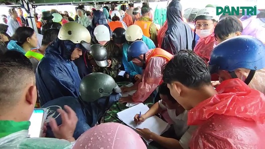 Người dân gõ vào mái tôn phát ra tiếng động để chờ lực lượng cứu hộ ứng cứu