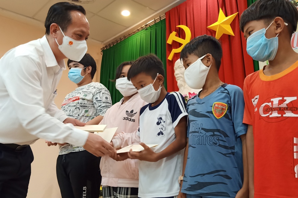 Vắng ba mẹ nhưng nay em được nhận quà trung thu, vui lắm! - 1 Vắng ba mẹ nhưng nay em được nhận quà trung thu, vui lắm! - 1