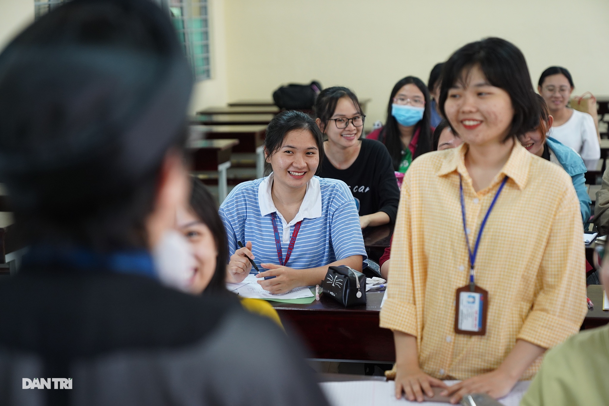 Thầy giáo gần 10 năm mặc áo dài, đi guốc mộc đến giảng đường - 14 Thầy giáo gần 10 năm mặc áo dài, đi guốc mộc đến giảng đường - 14