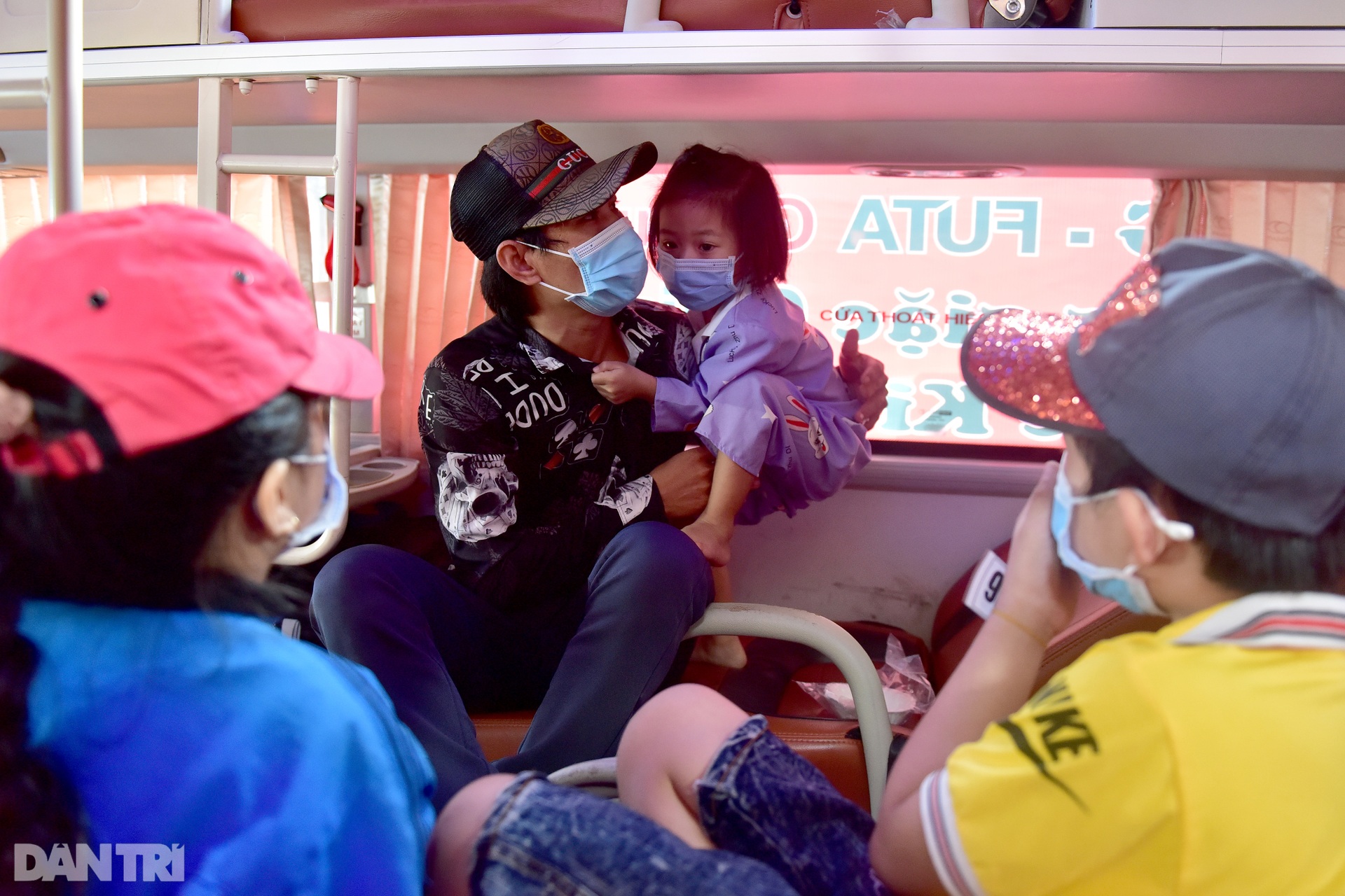 Bố thất nghiệp dẫn 3 con nhỏ lên chuyến xe miễn phí từ TPHCM về Kiên Giang - 6 Bố thất nghiệp dẫn 3 con nhỏ lên chuyến xe miễn phí từ TPHCM về Kiên Giang - 6