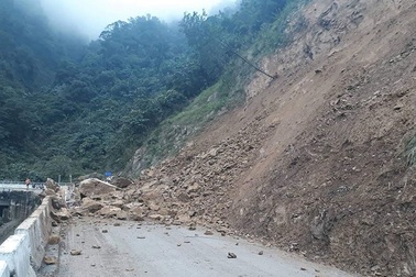 Quốc lộ 8A lại ách tắc do sạt lở