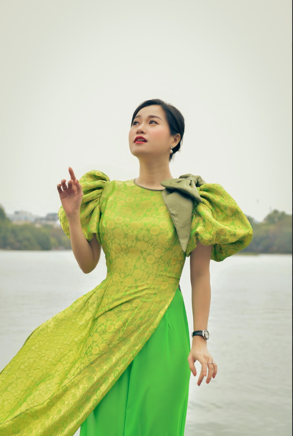 Lâm Vỹ Dạ tha thướt với áo dài tơ tằm của NTK Đức Hùng - 9 Lâm Vỹ Dạ tha thướt với áo dài tơ tằm của NTK Đức Hùng - 9
