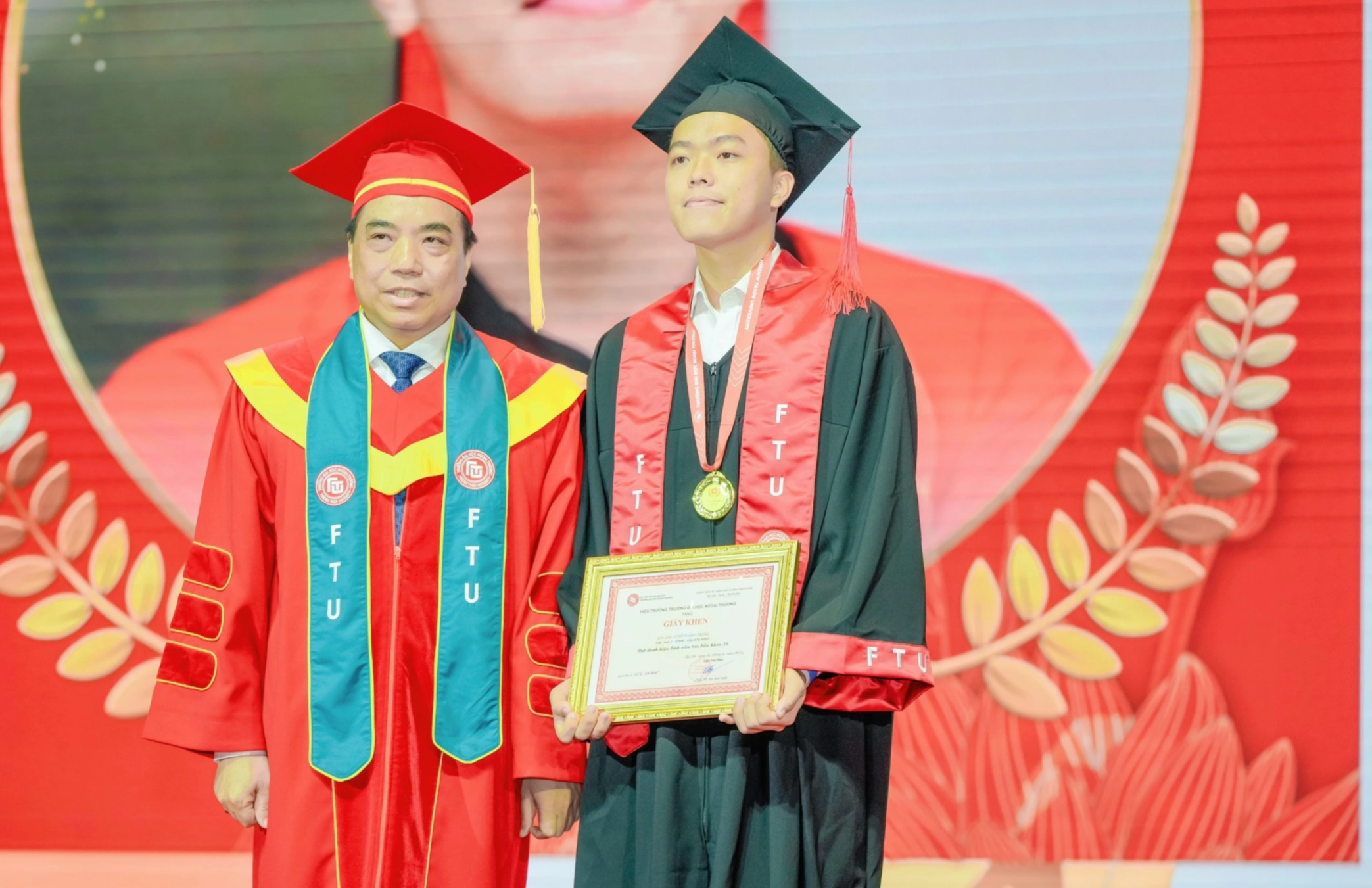 សុបិនចង់បានកិត្តិយសលើវេទិកានិស្សិតពាណិជ្ជកម្មបរទេសដ៏ឆ្នើម - ៣ Mơ ước được vinh dự trên bục phát biểu của nam sinh xuất sắc Ngoại thương - 3