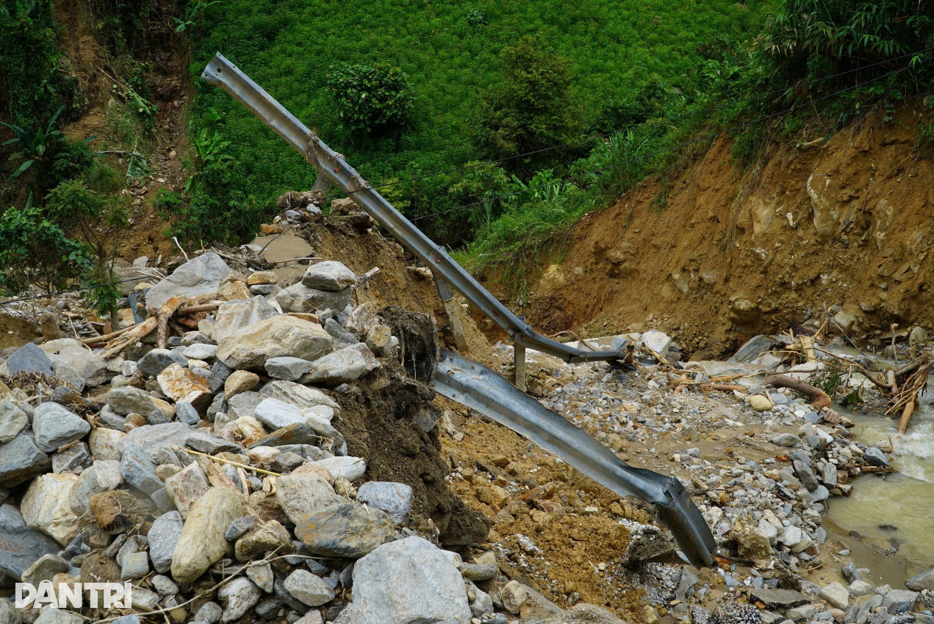 Quốc lộ bị xé toang, cuốn trôi, dân băng rừng về nhà sau trận lũ kinh hoàng - 6 Quốc lộ bị xé toang, cuốn trôi, dân băng rừng về nhà sau trận lũ kinh hoàng - 6