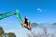 Yên Bái: Cô gái khiến dân mạng thót tim khi leo lên máy xúc "săn" mây