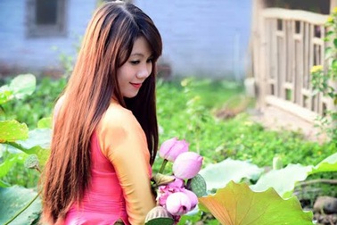 Ngắm nữ sinh Ngoại giao đọ sắc bên sen cuối mùa