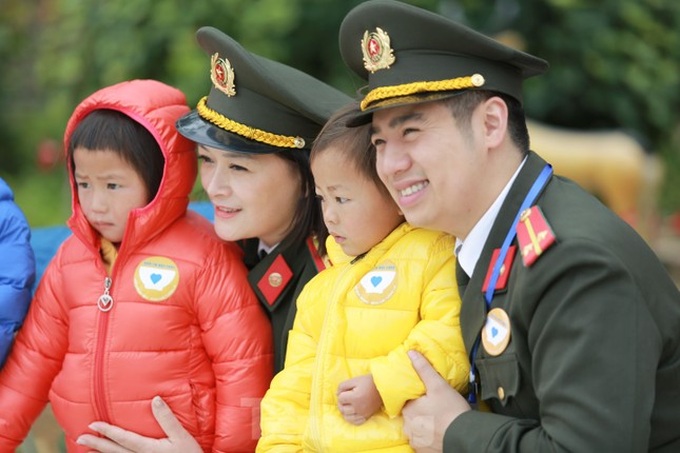 Những chiếc áo ấm đến tận tay các em nhỏ. Ảnh: Châu Linh