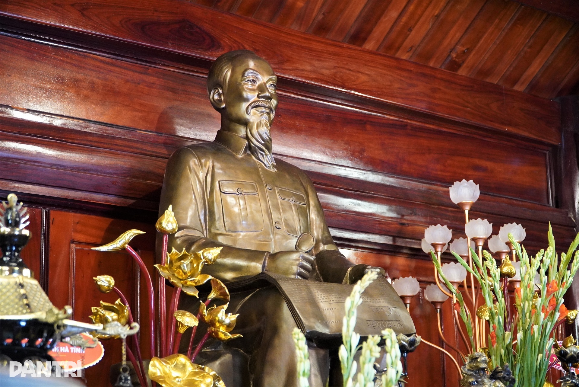 Hồ sen và cầu ao - nơi ghi dấu chân Bác Hồ - 11 Hồ sen và cầu ao - nơi ghi dấu chân Bác Hồ - 11