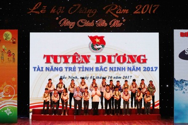 Tặng quà cho trẻ em khó khăn trong "lễ hội trăng rằm 2017"