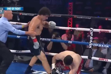 Võ sĩ đấm đối thủ đến bất tỉnh chỉ sau 43 giây