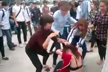 Cô gái bị nhóm nữ sinh đánh, lột trần giữa đường phố Hạ Long 1