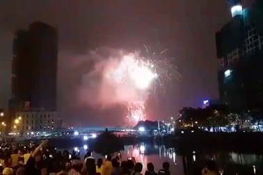 Màn pháo hoa rực rỡ trên bầu trời Sài Gòn