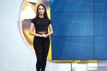 Nữ MC xinh đẹp với phản ứng cực nhanh khi có trái bóng “đi lạc” vào khung hình