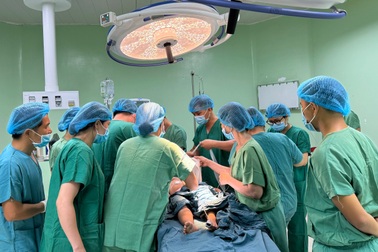 Vụ gia đình 4 người bị truy sát: Hai cháu bé qua cơn nguy kịch