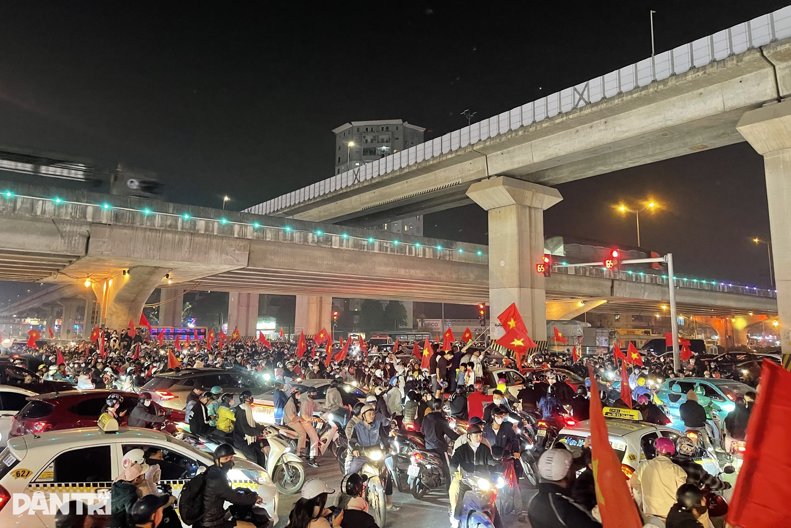 वियतनाम चैंपियनशिप का जश्न मनाने के लिए देश भर में लोग सड़कों पर उतरे - 15 Người dân cả nước xuống đường đi bão ăn mừng tuyển Việt Nam vô địch - 15