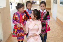 Cô giáo 9X chấp nhận yêu xa, vượt 60km dạy chữ cho học sinh Hà Giang